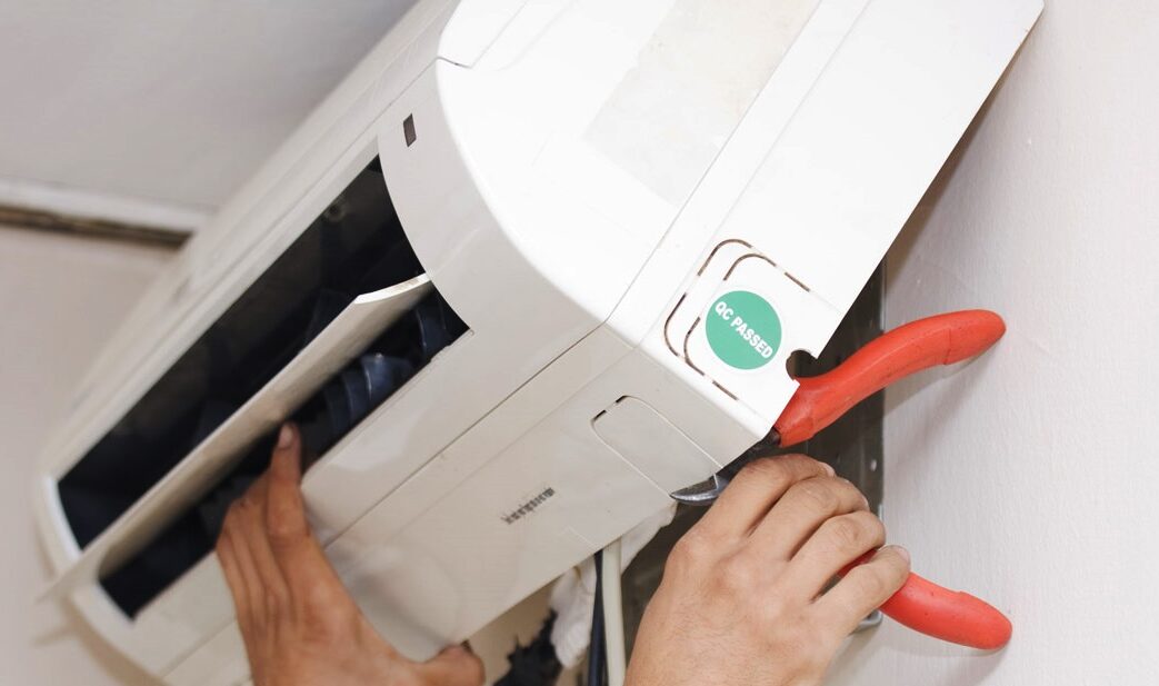 Установка кондиционера чебоксар под ключ стоимость работ. Установщик кондиционеров. Кондиционеры в современном ремонте. Монтаж кондиционера альпинистом. Демонтаж кондиционера.